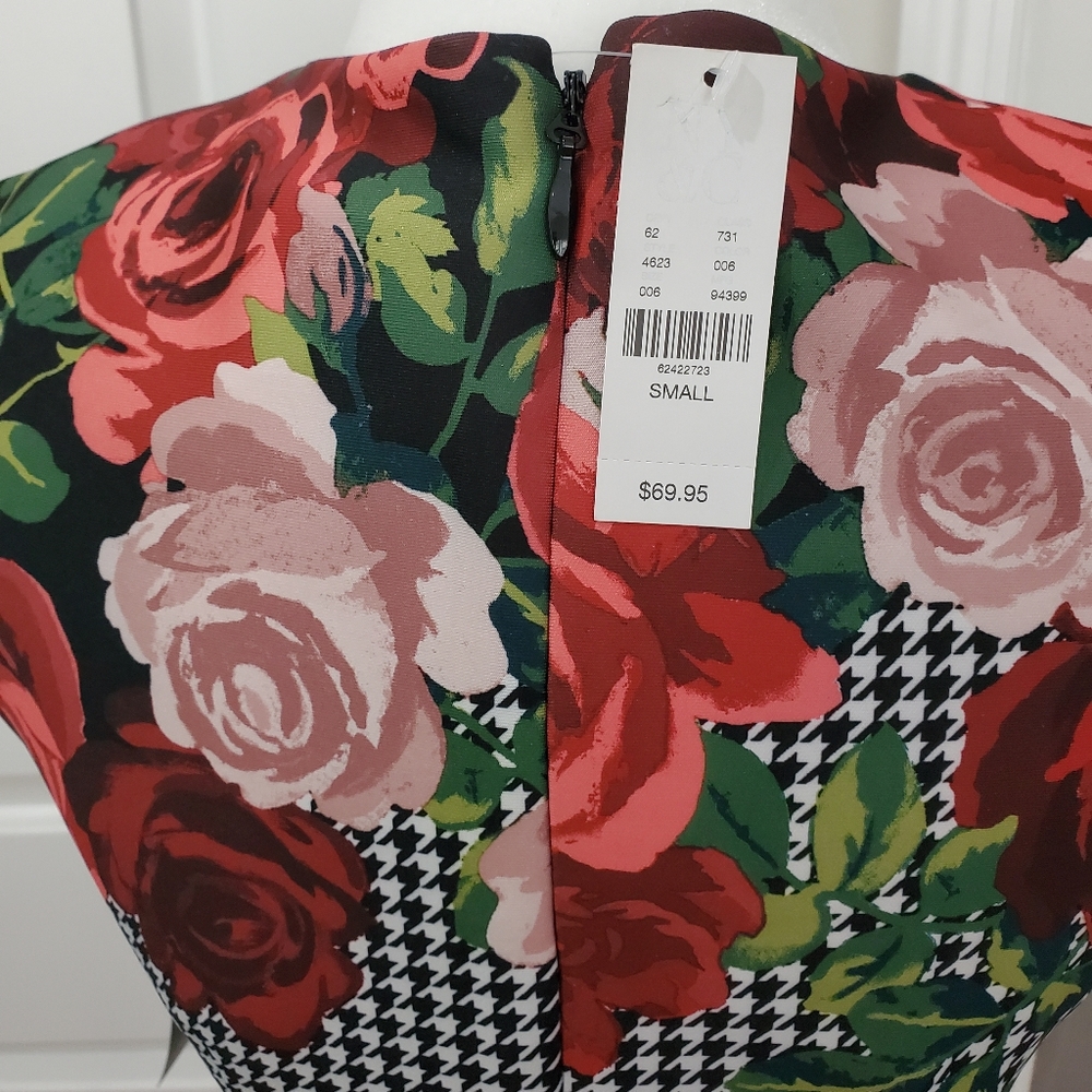 New York Company Queen of Hearts Sheath Dress. - Picture 7 of 7